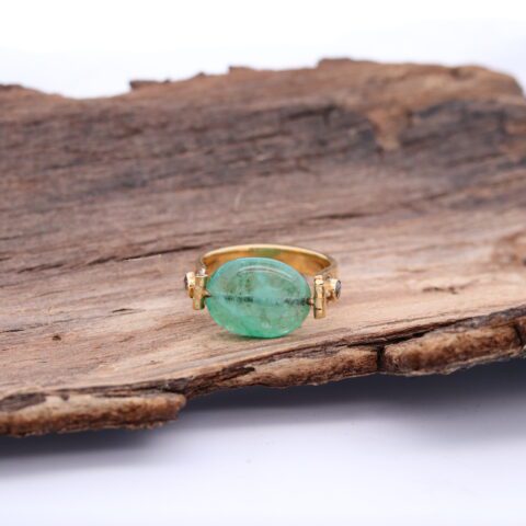 Handmade Ring in 18K Gold with Diamond and Emerald Gemstone