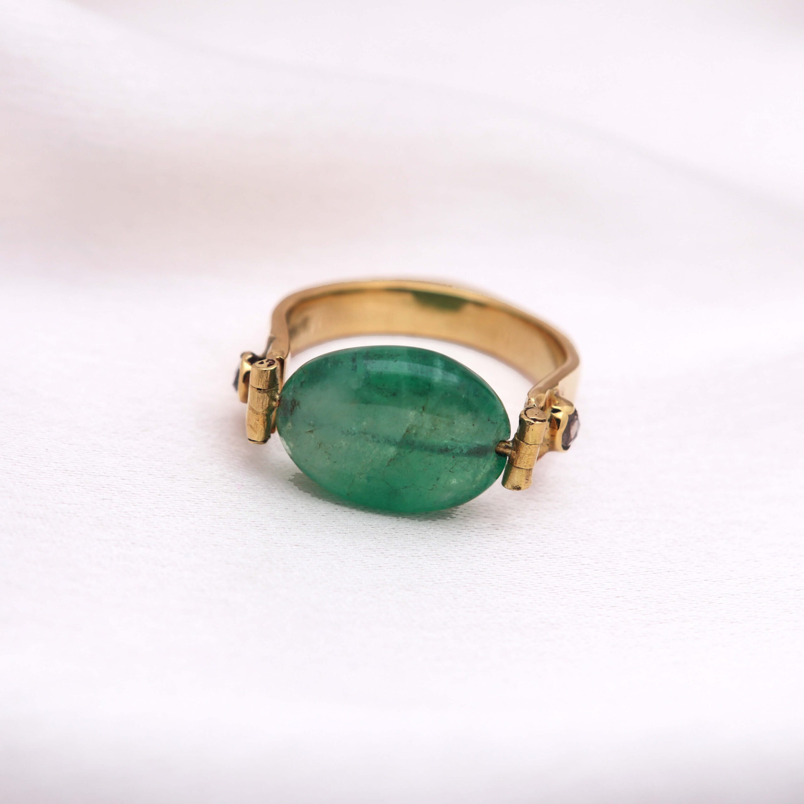 A simple yet elegant gold ring... - Unique Gem & Jewelery | Facebook