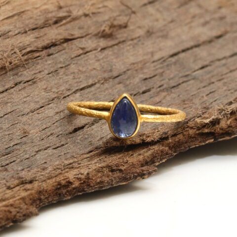 18k Gold Ring with Sapphire Gemstone